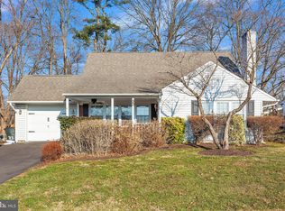 33 Vermilion Ln, Levittown, PA 19054