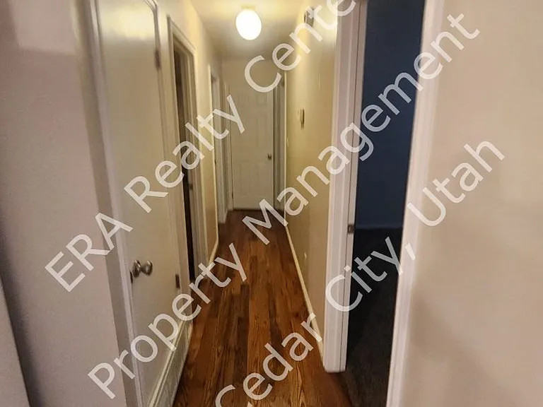 921 N 400 W — Photo 9