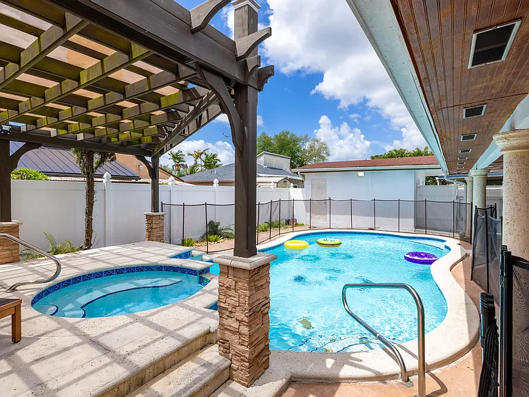 12440 SW 207th Ter — Photo 18