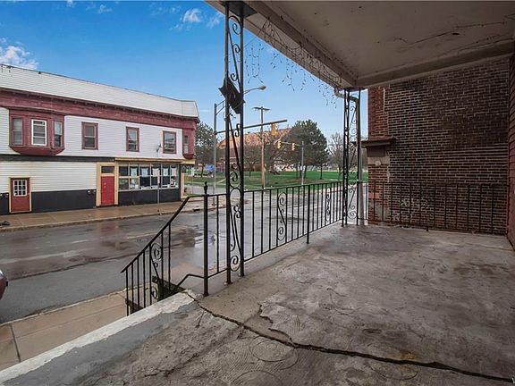 3rd image of 594 Grant St
