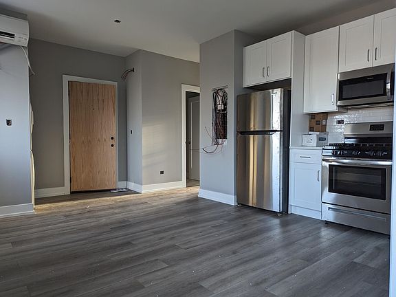 3rd image of 3939 N Janssen Ave APT 3S