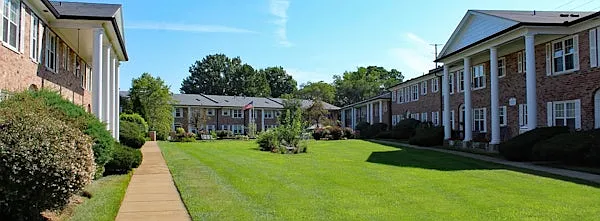 Colonial Village Apartments — Photo 2