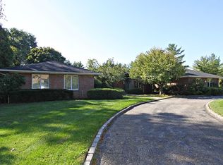 19 Campo Cir, Old Westbury, NY 11568