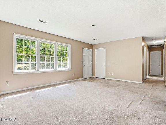 4th image of 5117 Chaucer Drive
