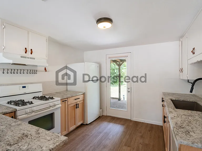 1109 Spur St — Photo 6