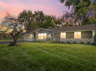 739 Lake Bluff Dr, Oconomowoc, WI 53066