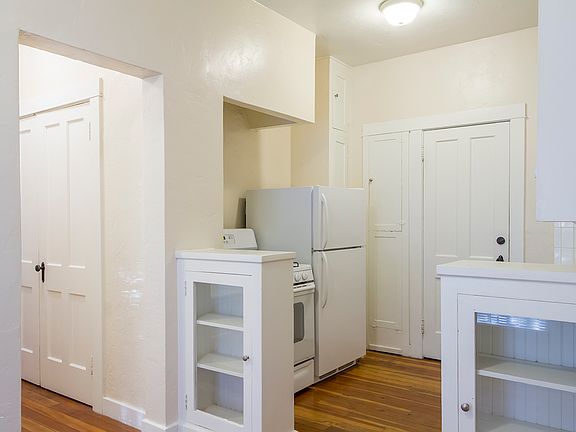 4th image of 605 E 9th St #209