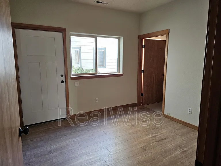 511 NE 84th Cir — Photo 20