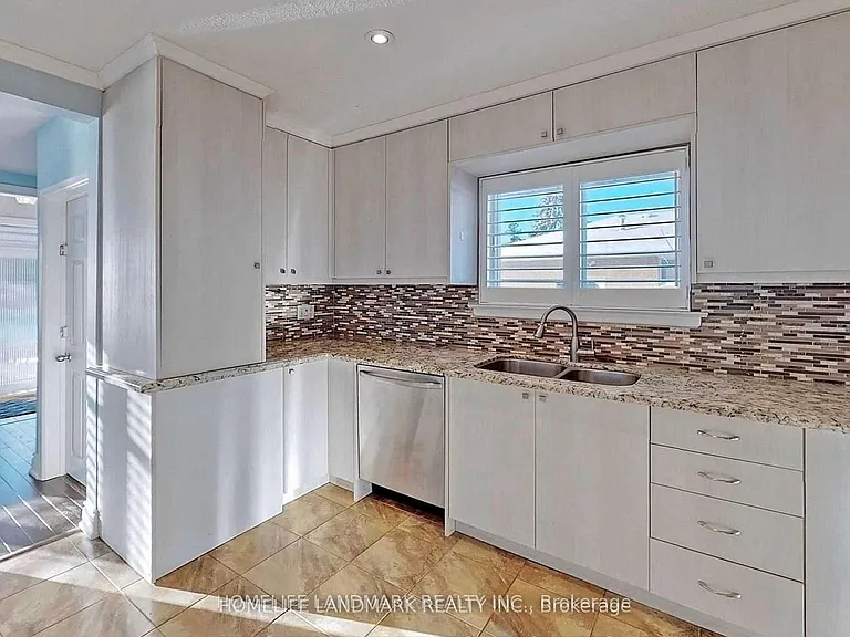381 Osiris Dr — Photo 4