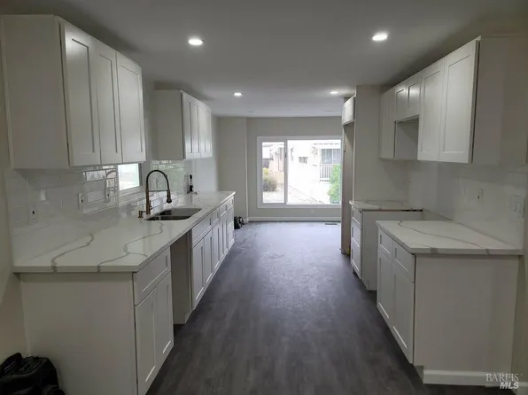 305 Colonial Park Circle, Santa Rosa, CA 95403