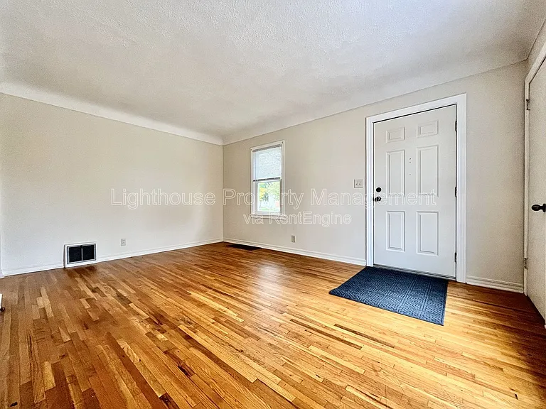 1656 Fremont Ave NW — Photo 5