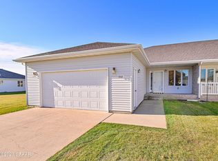2535 Pembrooke Dr, Grand Forks, ND 58201