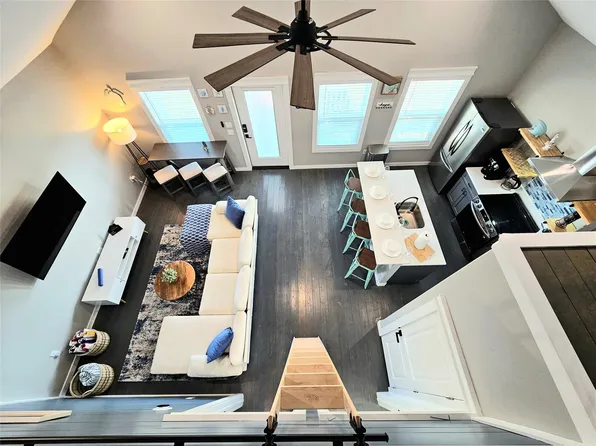 1075 Shady Ln, Gilchrist, TX 77617