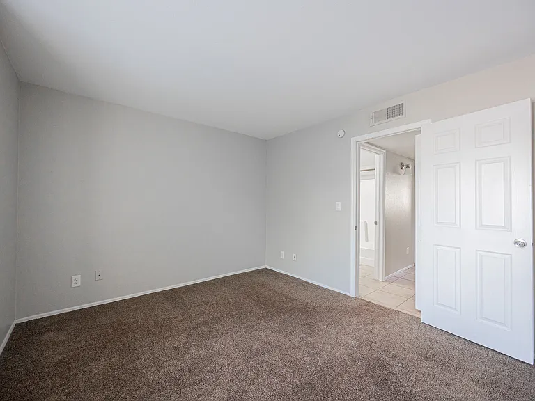 1055 W 5th St #18 — Photo 17