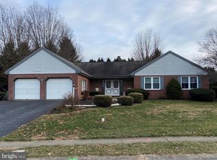 90 Magnolia Dr, Leola, PA 17540
