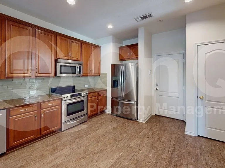 5912 Clearwater Dr — Photo 6