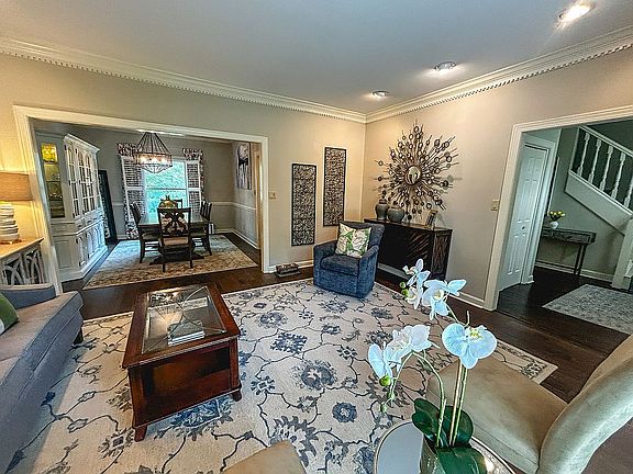 Natural flow to Dining Room