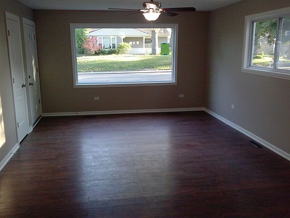 3rd image of 24 E Meadowlark Ln