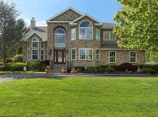 1 School House Ct, Oyster Bay, NY 11771