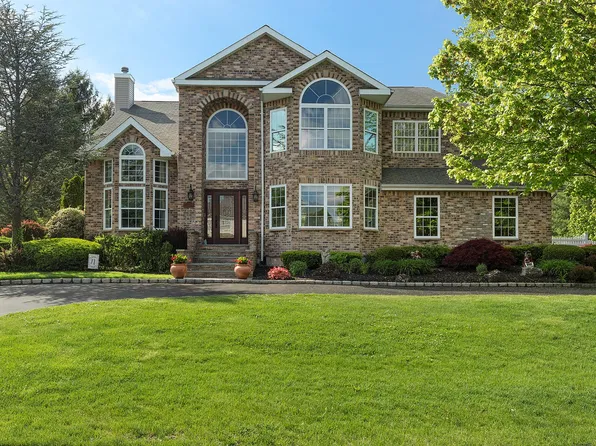 1 School House Ct, Oyster Bay, NY 11771