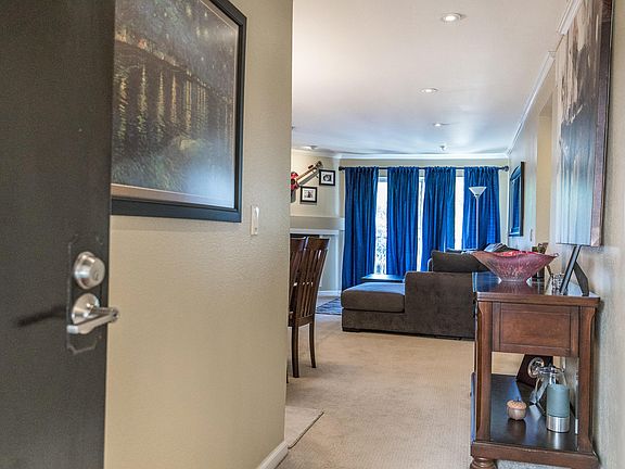 3rd image of 5550 Owensmouth Ave APT 203