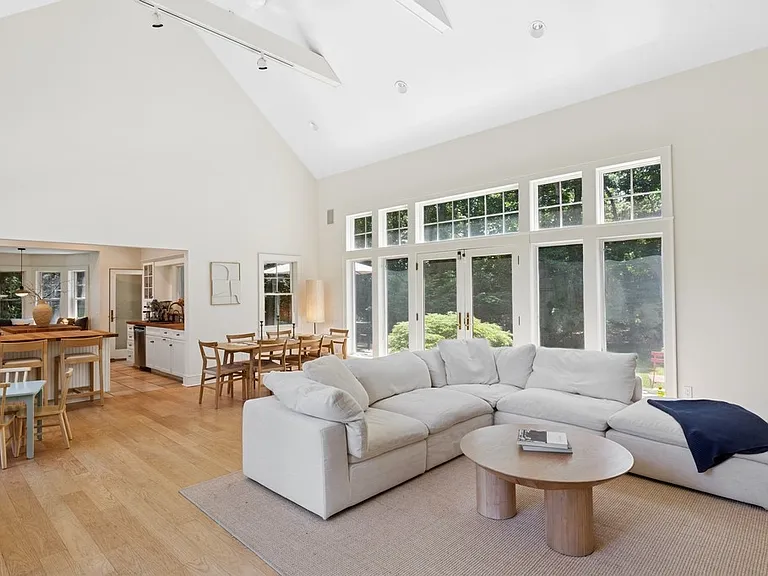 4 Great Circle Rd — Photo 3