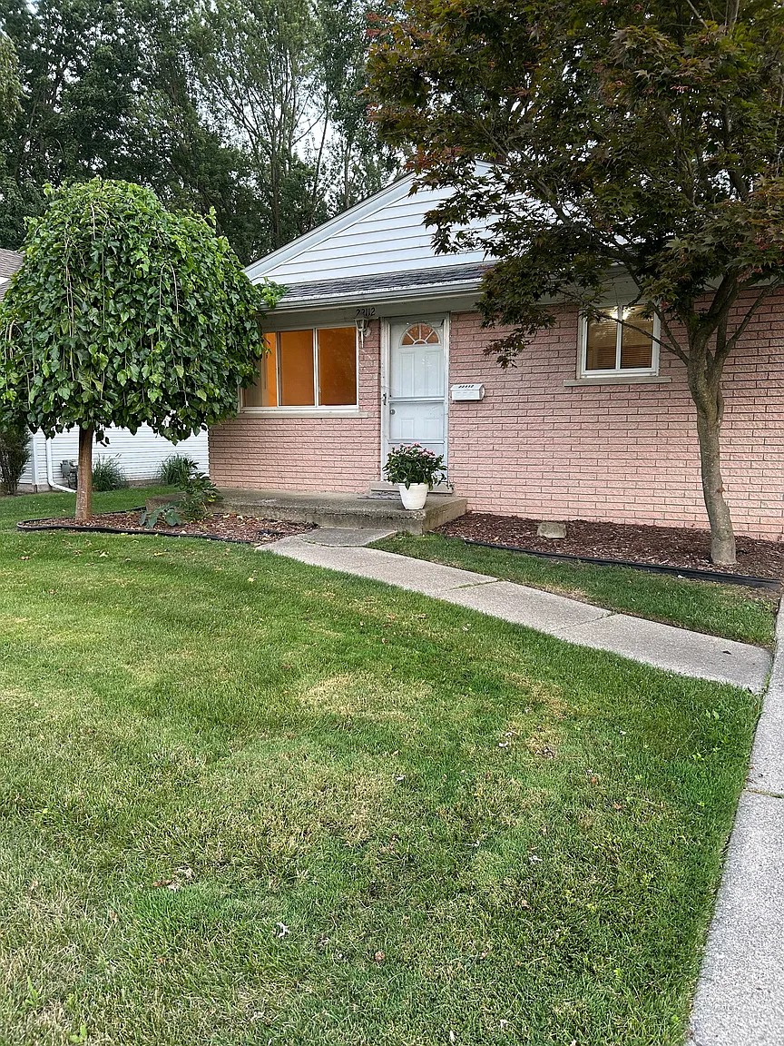 22112 Dorion St photo 1