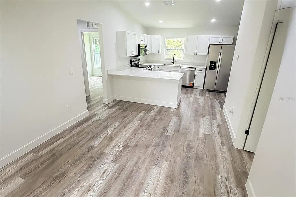 3 bed, 2.0 bath, 1011 sqft, $1,797 — Photo 3