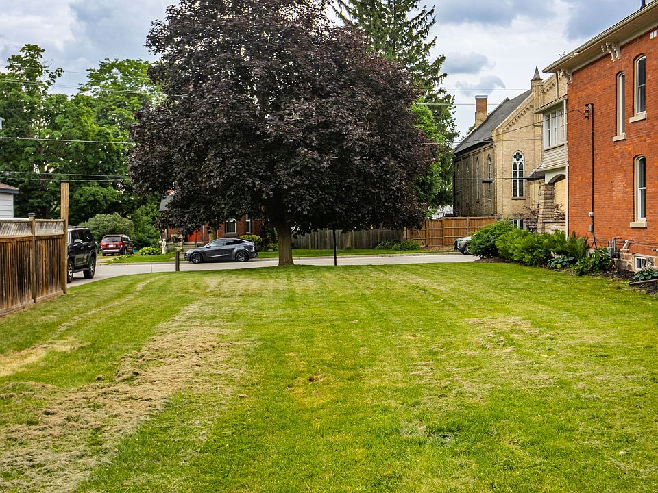 2nd image of 152 Blandford St #3