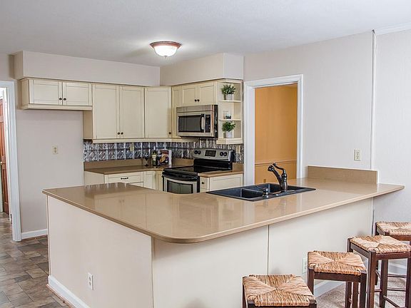 3rd image of 3812 Shoreline Dr #1