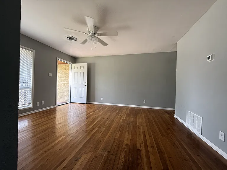 1409 Metropolitan Dr — Photo 2