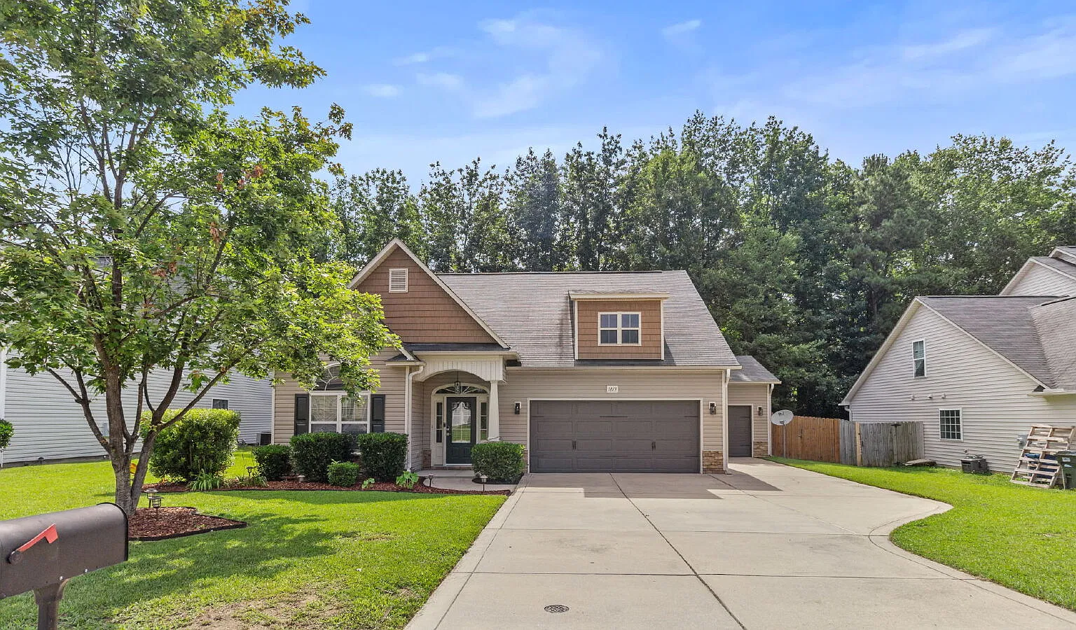 3 bed, 2.5 bath, 2028 sqft, $1,900 — Photo 1