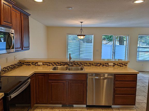 4th image of 5520 NE 69th Ave