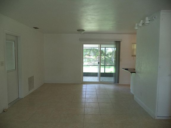 5th image of 126 Dogwood St