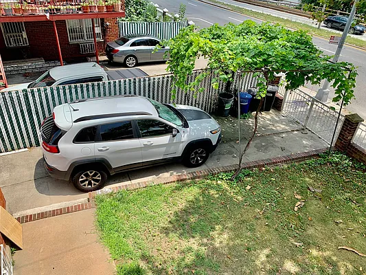 Rented by Halvatzis Realty | media 17