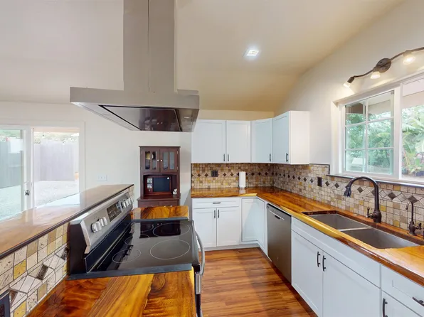 245 Kolapa Pl, Kaunakakai, HI 96748