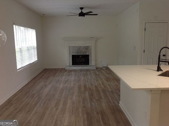 3rd image of 732 Sterling Ct