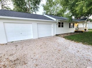 112 S 9th St SE, Clay City, IL 62824