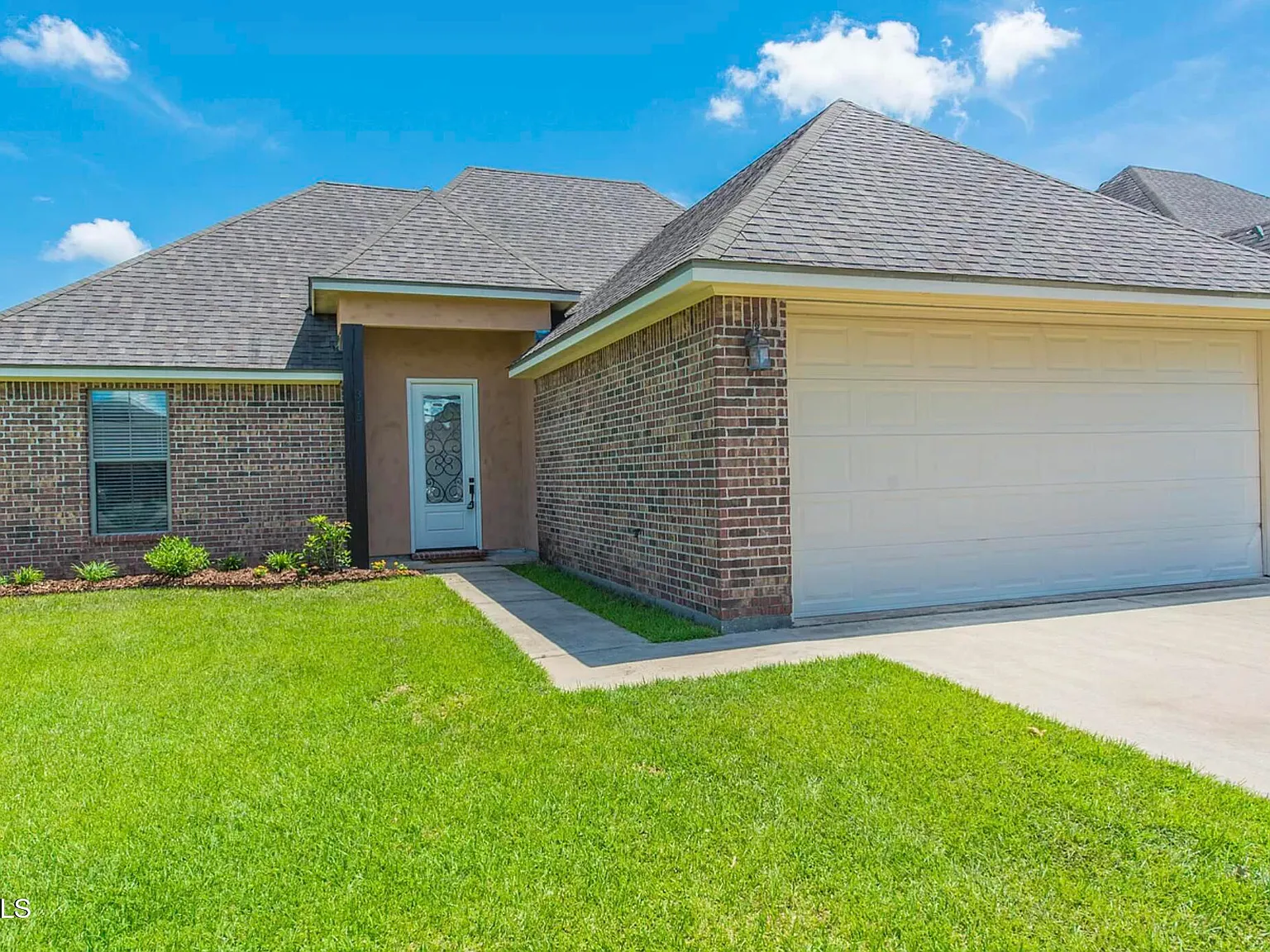 3 bed, 2.0 bath, 1570 sqft, $1,850 — Photo 1