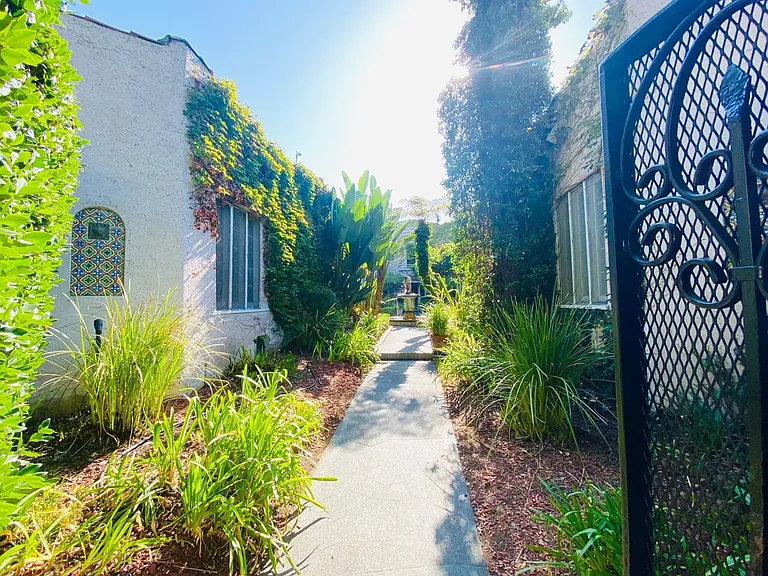 1002 N Sweetzer Ave — Photo 31
