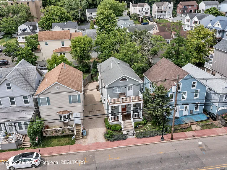 237 Bay Ave — Photo 3