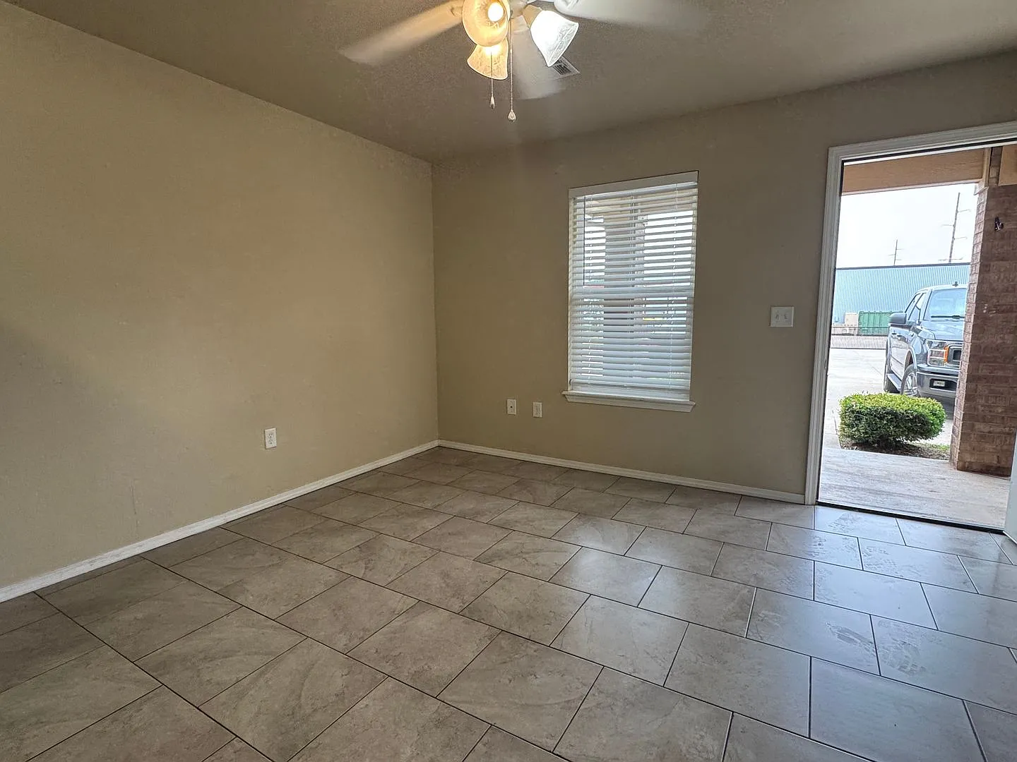 1301 Sw Washington Apt 3- Available Now! — Photo 2