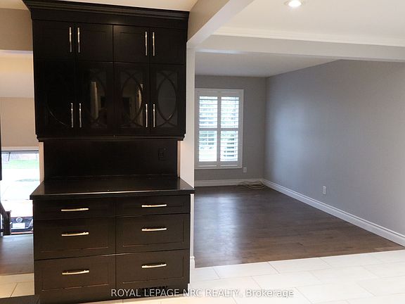 5th image of 7689 Trackview St