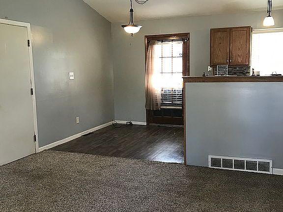 4th image of 605 NW Falk Dr