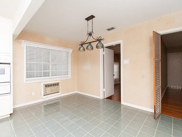4510 Russell Dr — Photo 6