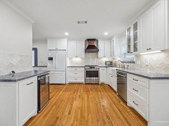 4th image of 211 W 31st St