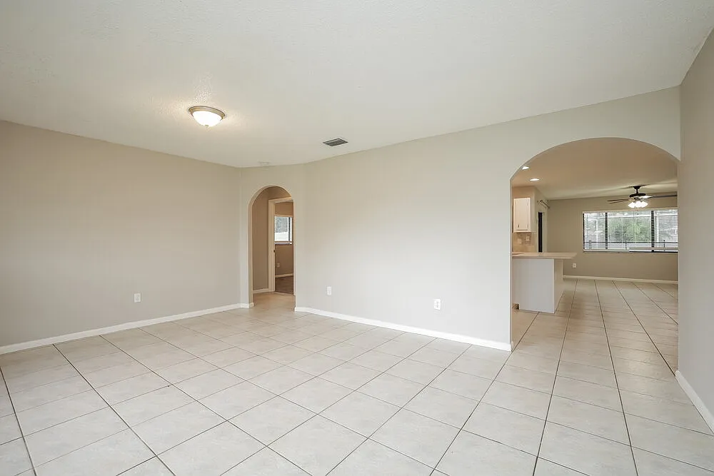 3 bed, 2.0 bath, 1451 sqft, $1,905 — Photo 3
