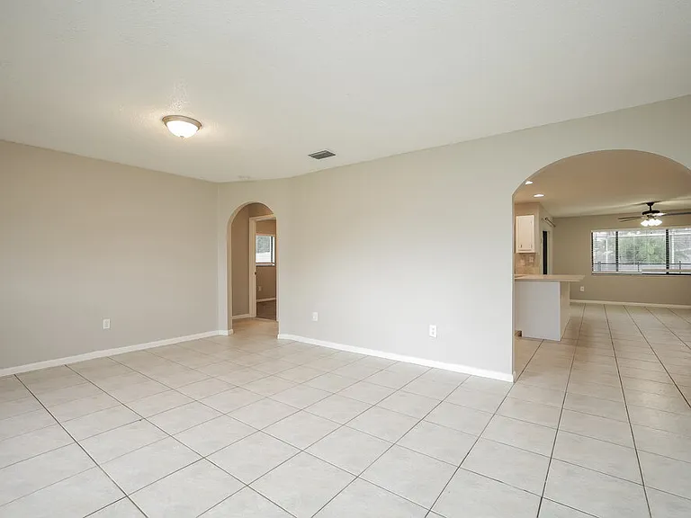 433 SE 13th Pl — Photo 3