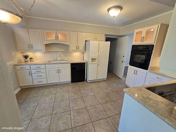 3rd image of 3824 Lake Aire Ct