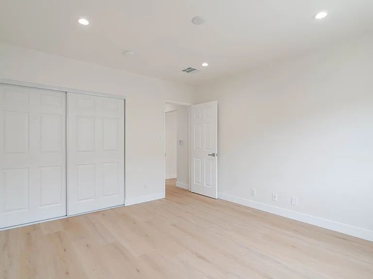 323 N Louise St #F — Photo 13